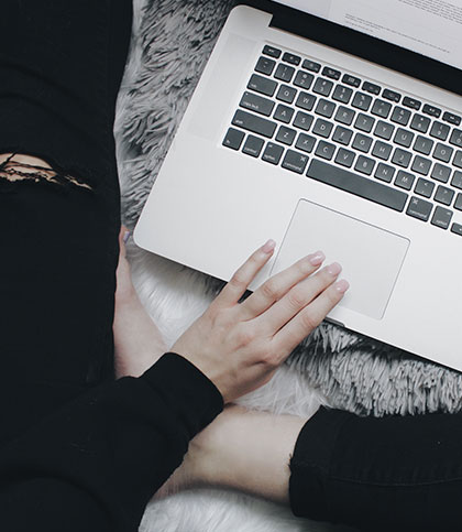 نمونهٔ طراحی وب‌سایت شرکتی روی لپ‌تاپ